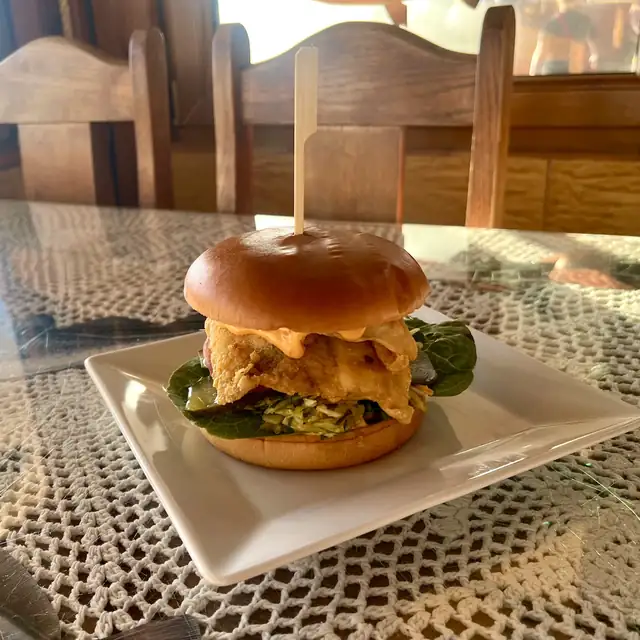 Fishburger z rybą, sałatą i sosem w bułce