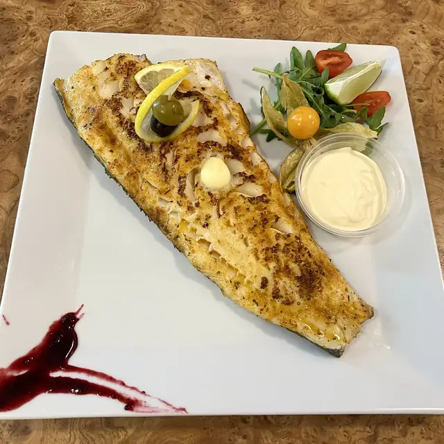 Smażony filet z flądry z cytryną, oliwką, sosem czosnkowym i surówką